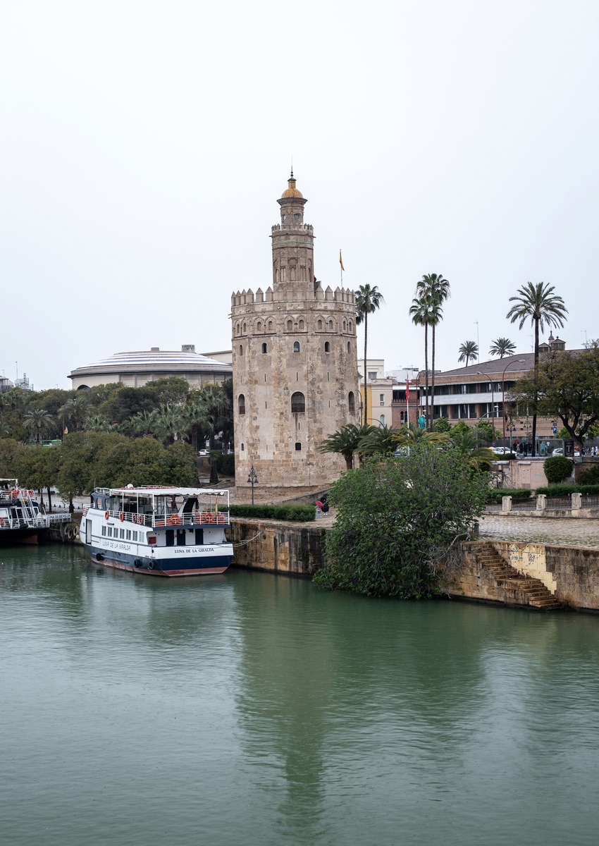 El barco Luna de la Giralda atracado junto a las escaleras del muelle frente a la Torre del Oro