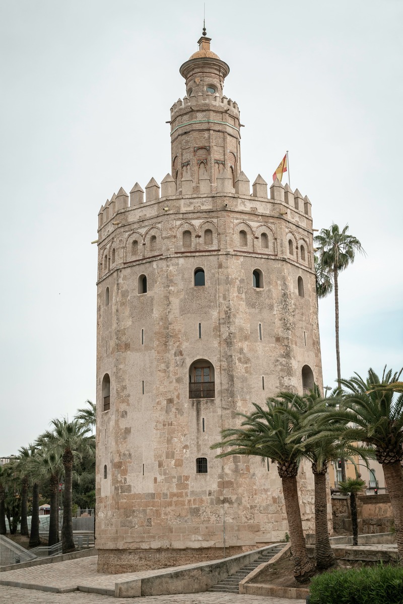 Detalle de la sillería y los ventanales de la fachada principal de la Torre del Oro