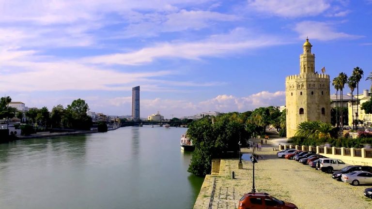 Reflejo de la Torre del Oro en el río de Sevilla